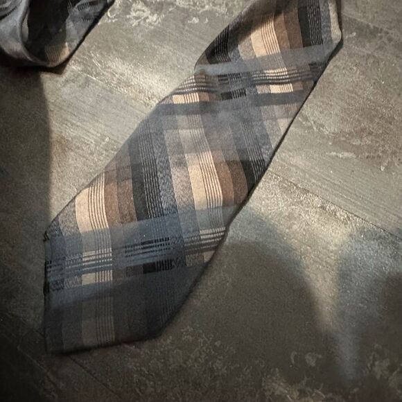 Van Heusen Tie EUC  - Picture 2 of 3